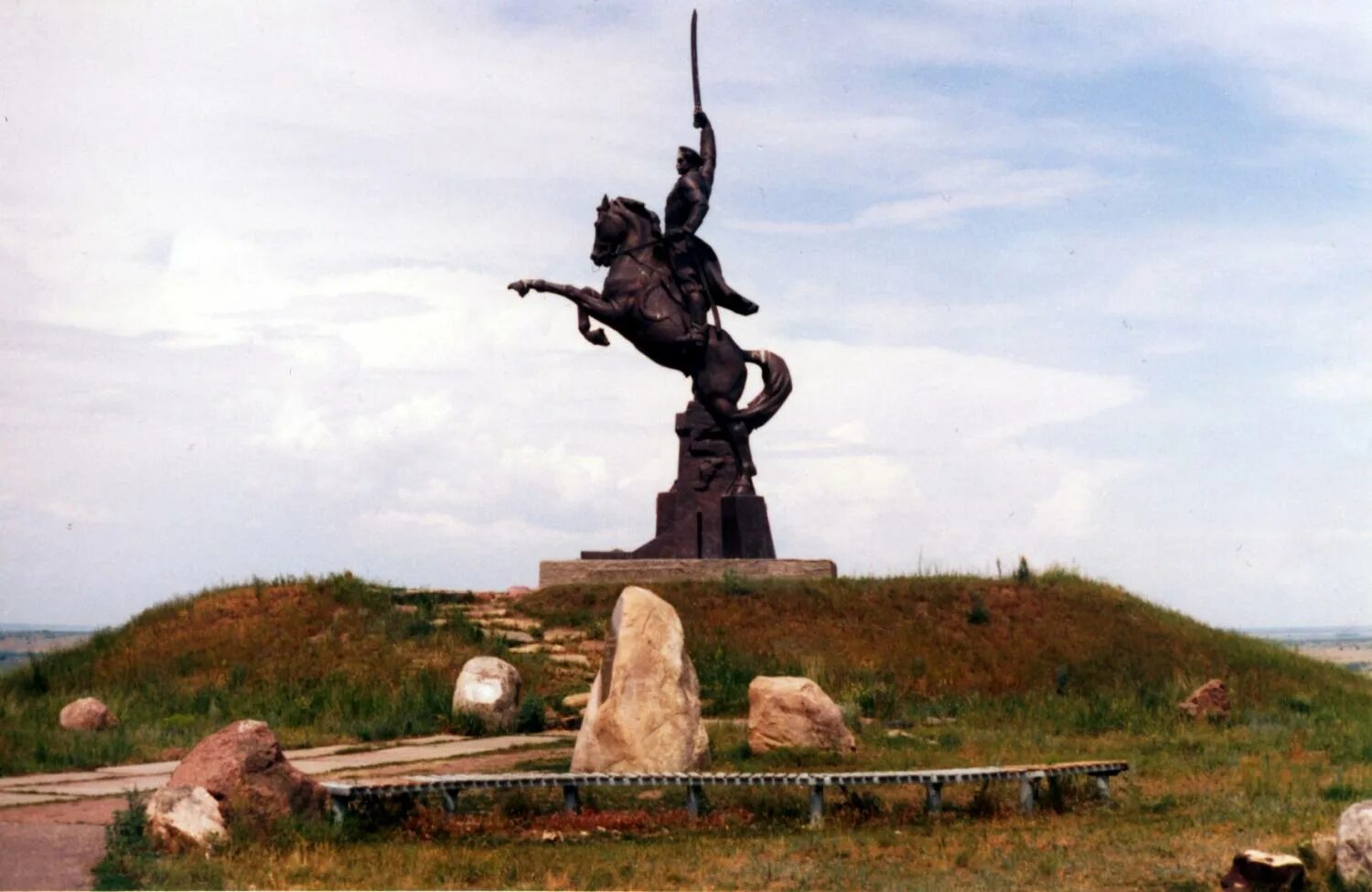 Станица Кумылженская Волгоградской области. Памятник казачеству станицы Кумылженский район. Станица Кумылженская Волгоградской памятник казаку. Памятник казачеству в Кумылженской.