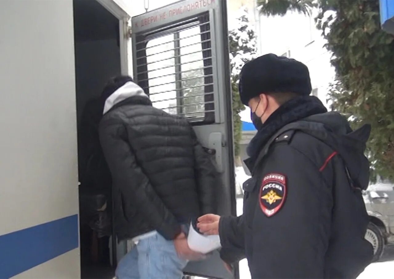 Задержание иностранца. Задержан Курский полицейский. В Курске задержали торговцев героином