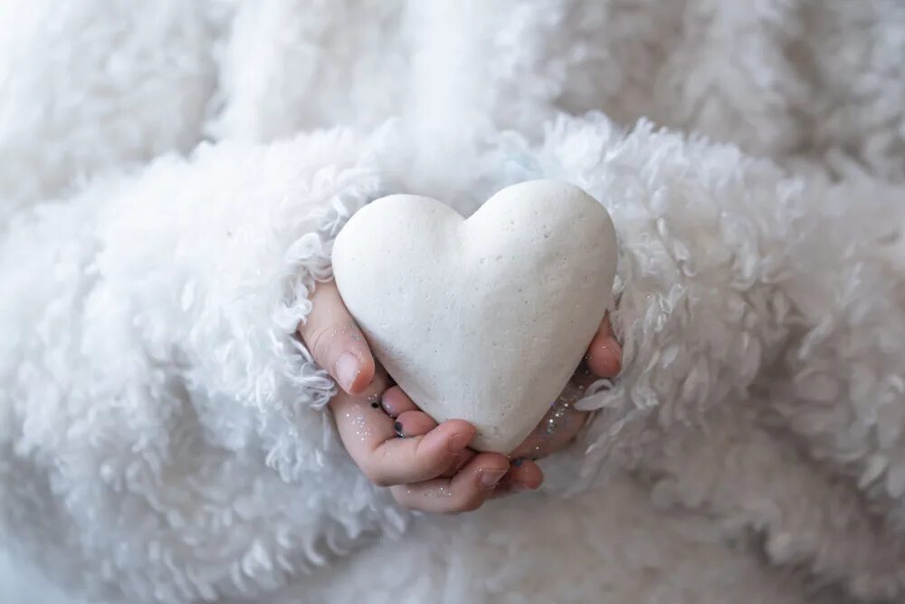 Забота о себе эстетика. Девушка показывает сердце. Девушка держит сердце. Забота о сердце. Сердечка красивый клон.