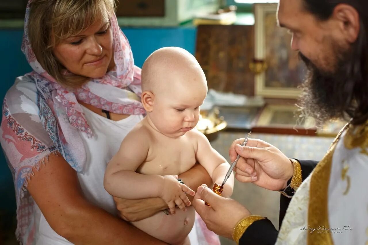 Крещение в церкви. Крещение ребенка. Крещение детей в церкви. Крещение девочки.