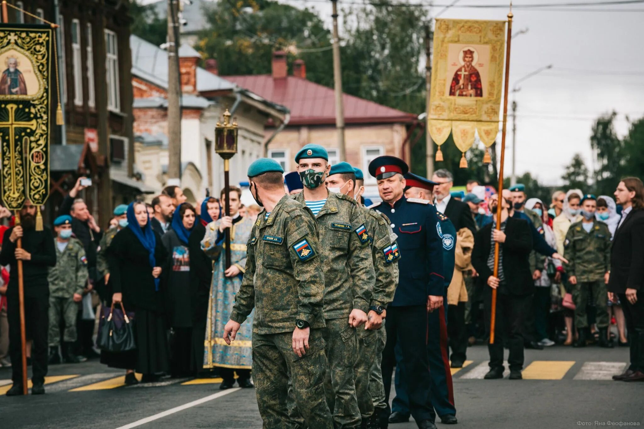 Крестный ход в санкт-петербурге 2022. Казанский крестный ход нижний новгород. Хоругви церковные крестный ход. Будет ли сегодня крестный ход. Великорецкий крестный ход в 2005.