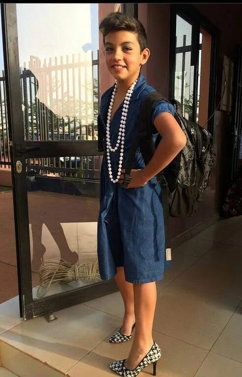 Мальчики в девичьих платьях. Мальчик в женском платье. Womanless fashion мальчики. Boy wear dress. Нежные мальчики в платьях.
