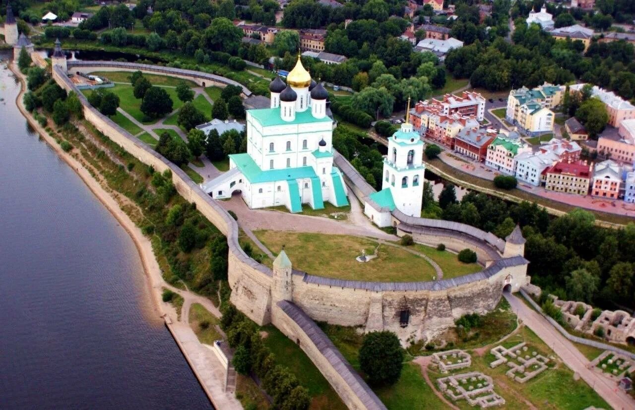 Бесплатные сайты пскова. Псковский кром Псков. Псковский кром Псков вид сверху. Псковский кром достопримечательности Пскова. П ковский Кремль Кролм.