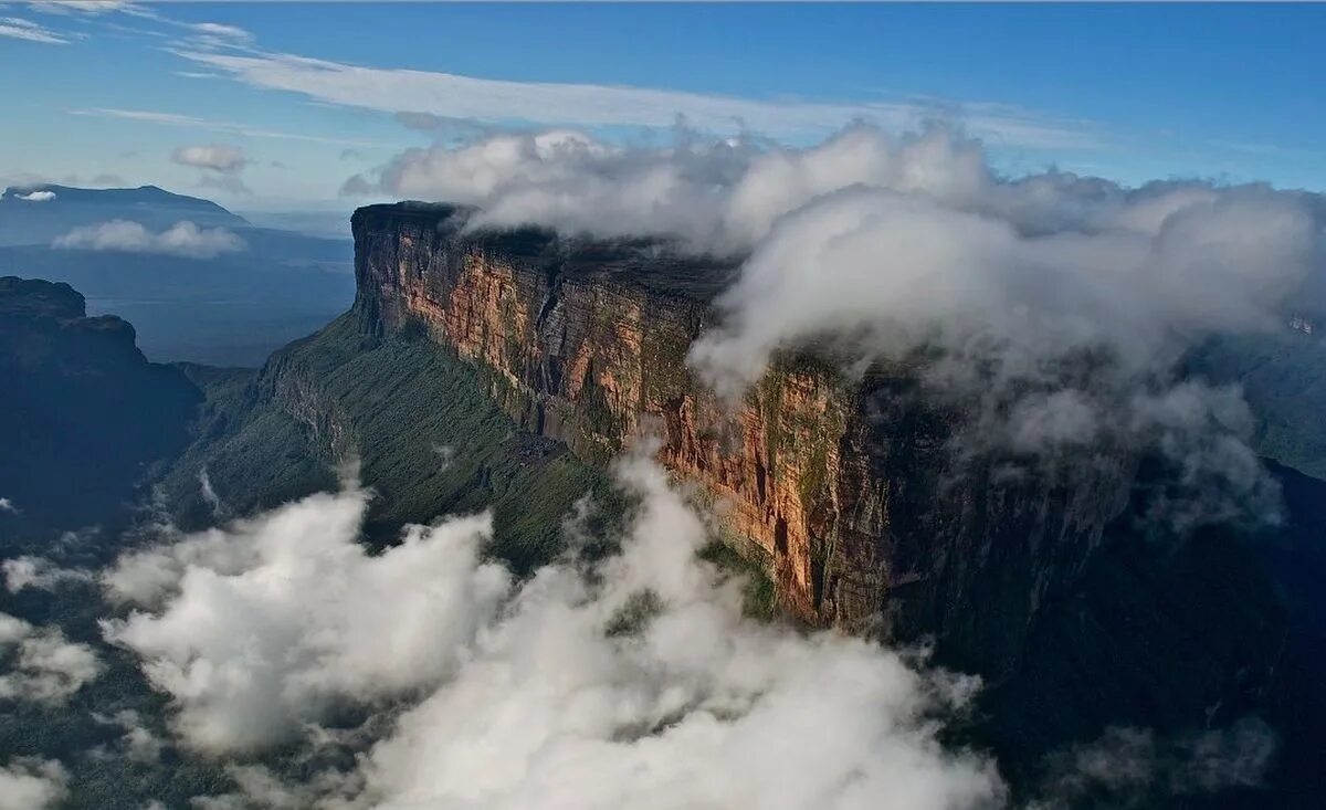 Самый высокий водопад гвианском плоскогорье. Столовые горы Рорайма Венесуэлы. Столовая гора Рорайма в Венесуэле. Венесуэла парк Канайма гора Рорайма. Плоская гора Рорайма в Венесуэле.