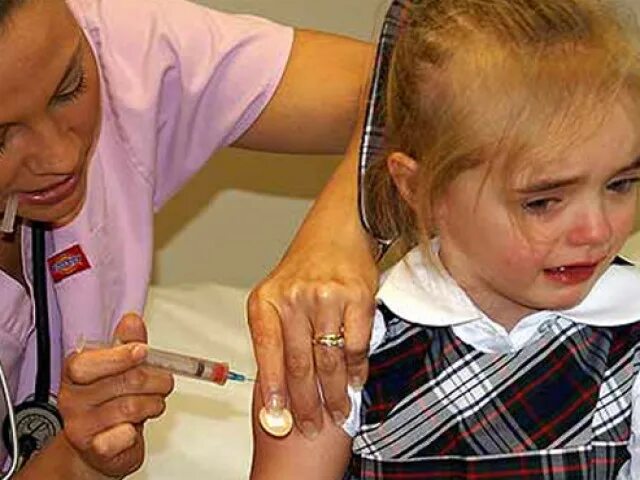 уколы детям. уколы детям. дети боятся уколов. уколы детям в школе. вакцинация маленьких детей.