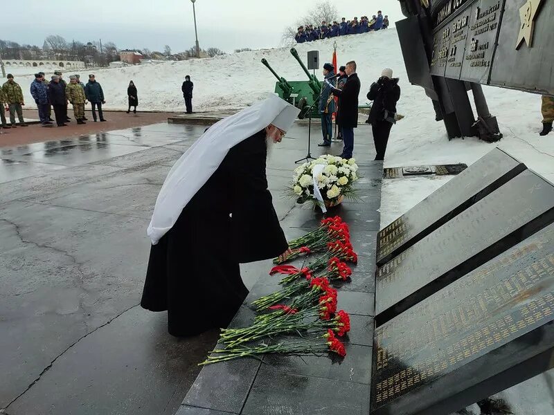 Кто поднял знамя в день освобождения новгорода. Освобождение Новгорода Березин. Герои освобождавшие Новгород-. Освобождение Новгорода 80 лет. Освобождение Новгорода фотографии.