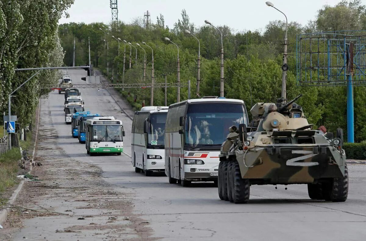 Военные перекрывают дороги. Колонна военной техники в Украине. Колонна российских войск. Эвакуация военной техники.