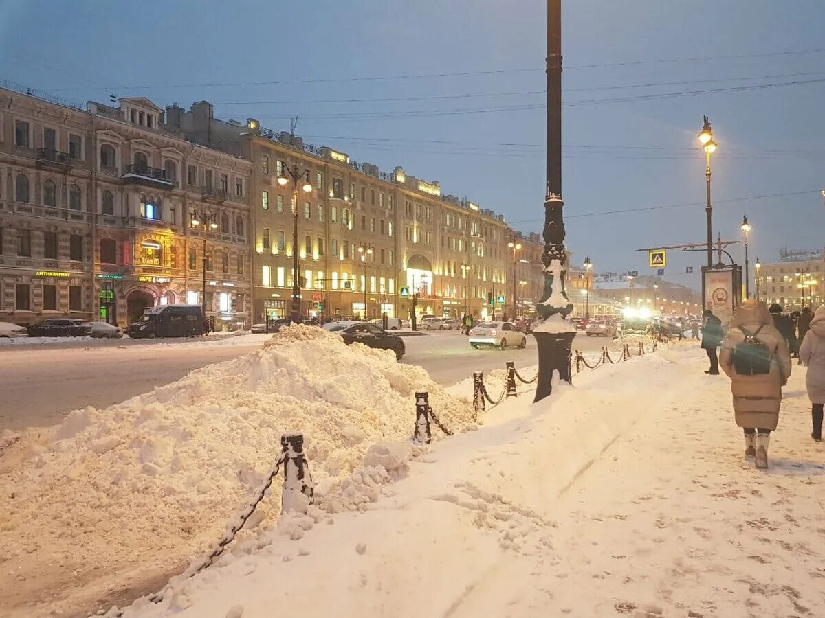 Снег в питере сегодня. Снег в питере. Сугробы в питере. Снежное спб. Снежное спб.
