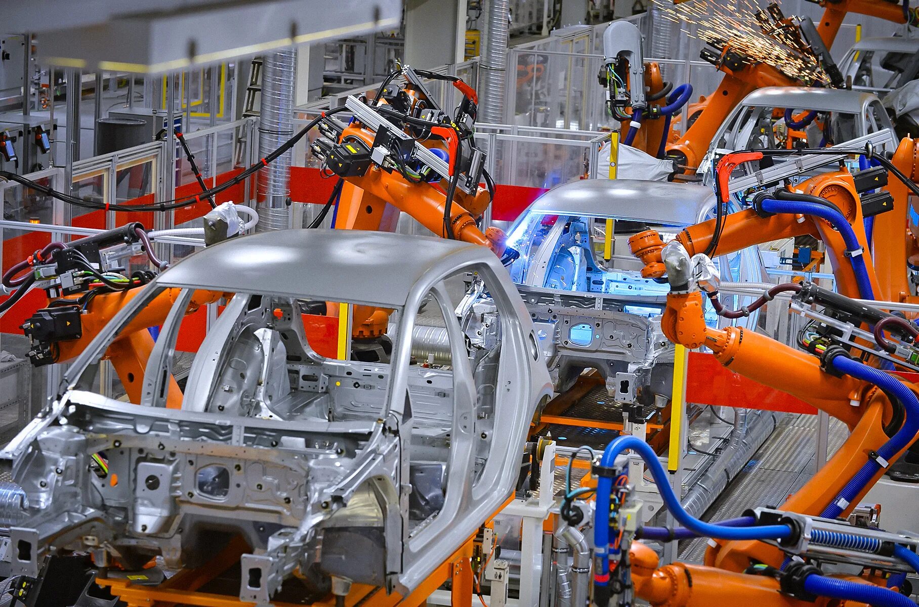 Сборка автомобиля на заводе. Роботы в автомобильной промышленности. Автомобилестроение. Робот для сборки автомобилей. Промышленные роботы.