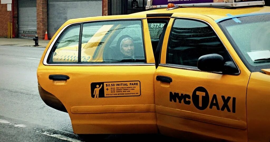 Сели в такси. Старушка в такси. Монашка в такси. Такси в Монголии. Водитель такси в храме.