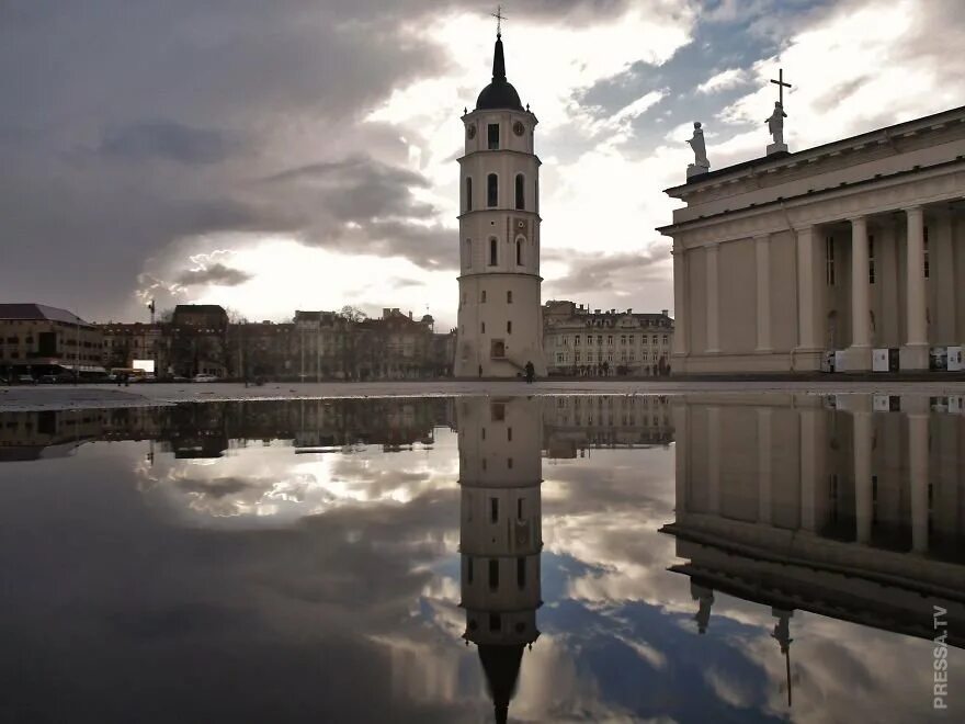 Столица дождей город. Вильнюс в дождь. Вильнюсская ратуша. Пасмурно в Вильнюсе. Черно-белый Вильнюс.