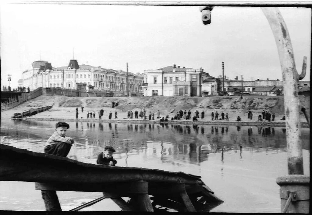Ленинградская площадь омск. Омск 60-е годы. Омск в 70-е годы. Омск 1955. Якутск площадь ленина и площадь орджоникидзе.
