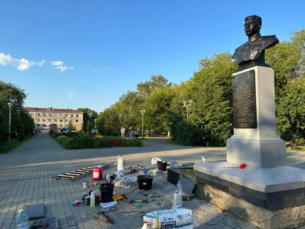 Станция шумиха курганская область. Памятники в шумихе. Шумиха парк. Памятники шумиха курганская область. Памятник евстигнееву в шумихе.