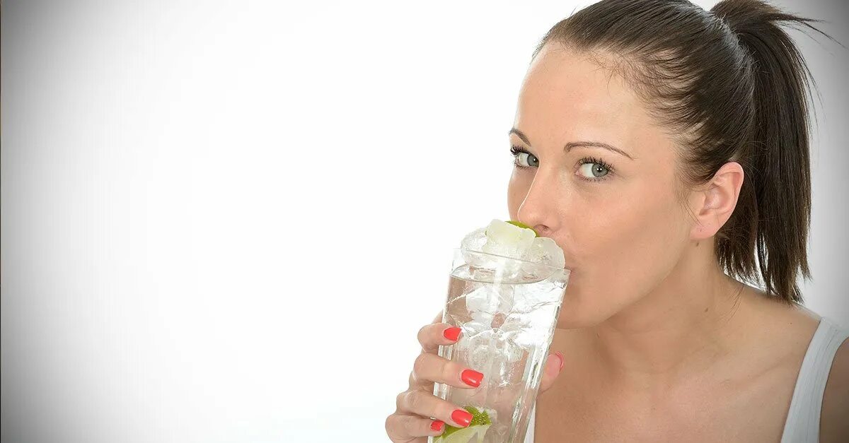 Сироп можно запивать водой. Девушка пьет воду со льдом. Девушка пьет. Девушка пьет ледяную воду. Полная девушка пьет воду.