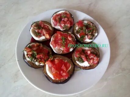 Обжаренные баклажаны с помидорами и чесноком