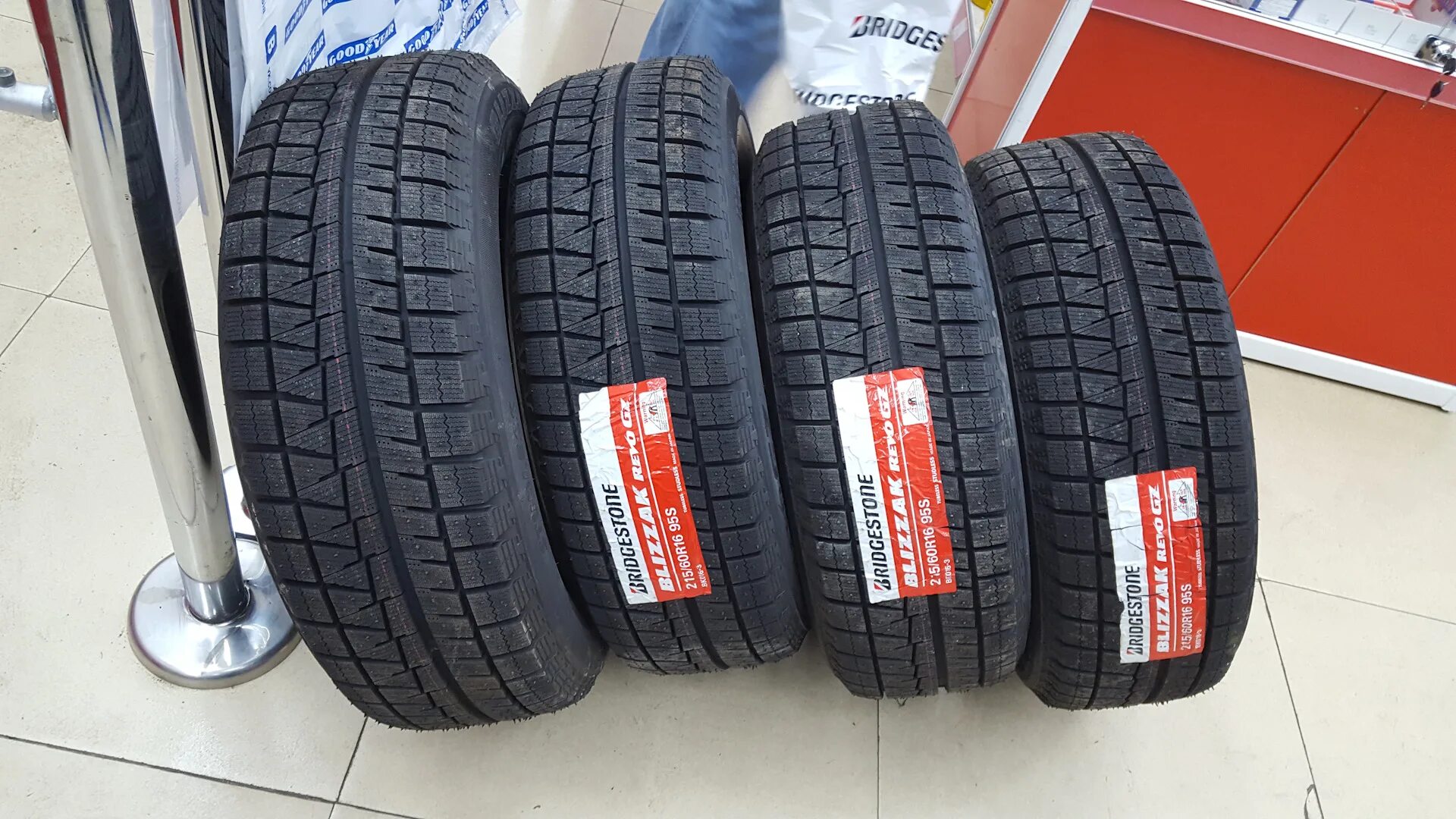 215 60 r17 зимние купить. Bridgestone Blizzak Revo GZ 215/55 r17. Bridgestone Blizzak Revo GZ 215/60 r16. 215/60 16 Bridgestone Revo GZ. Bridgestone Blizzak Revo GZ 215 60 17.