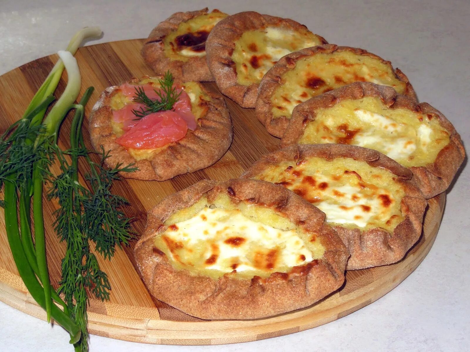 Рецепт карельских калиток из ржаной. Калитки карельские. калитки с картофельным припеком. калитка с картофелем. калитки из ржаной муки с картошкой.