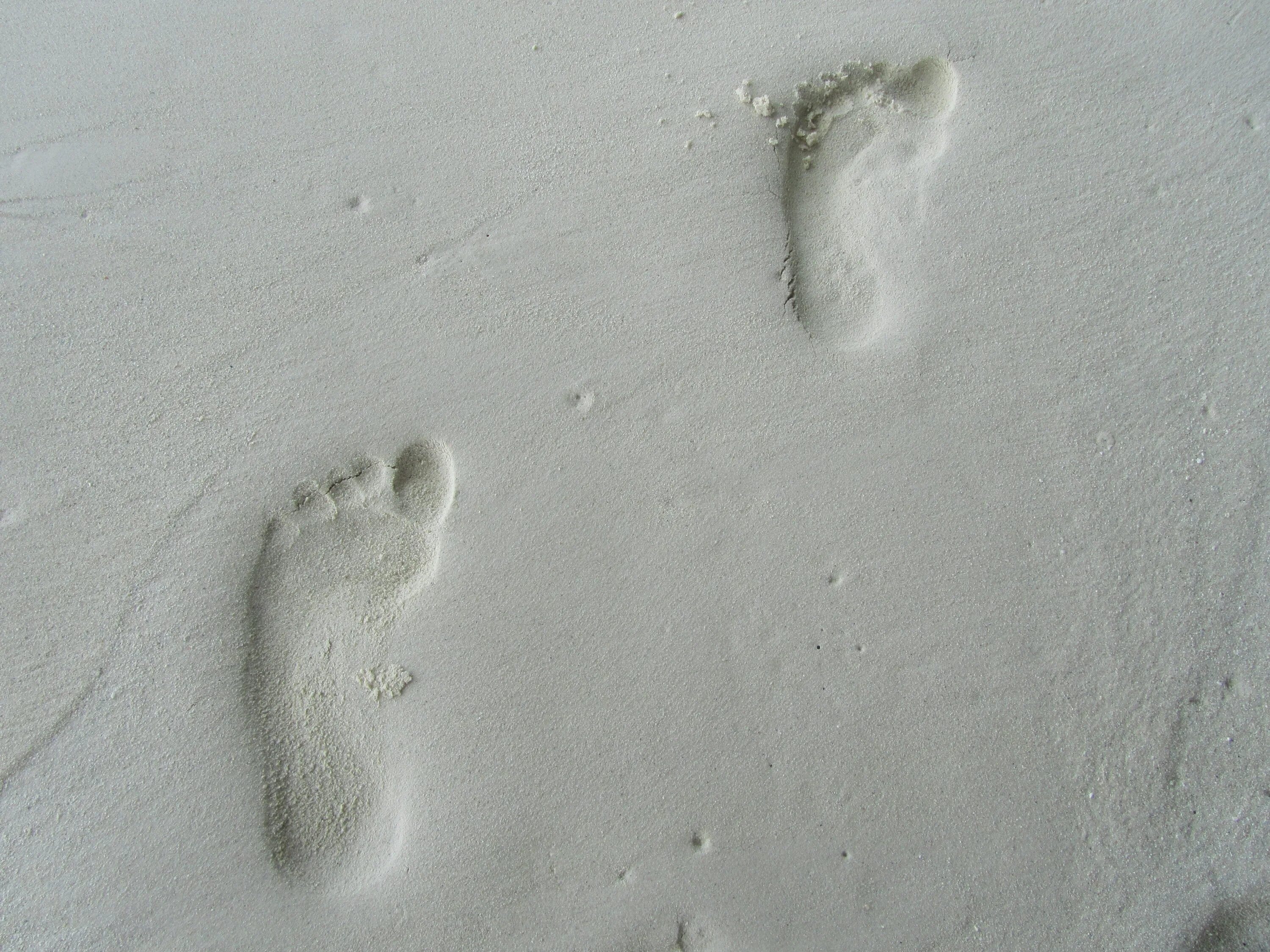 Стертые следы. Следы. Следы ног на снегу. Отпечатки ног на снегу. Рисование следы на снегу.