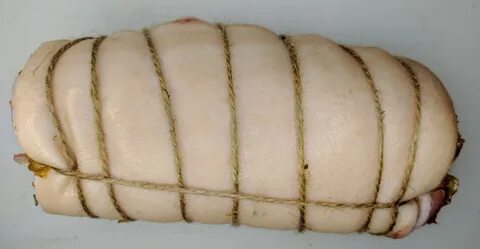 Рулет из свиной брюшины в кастрюле