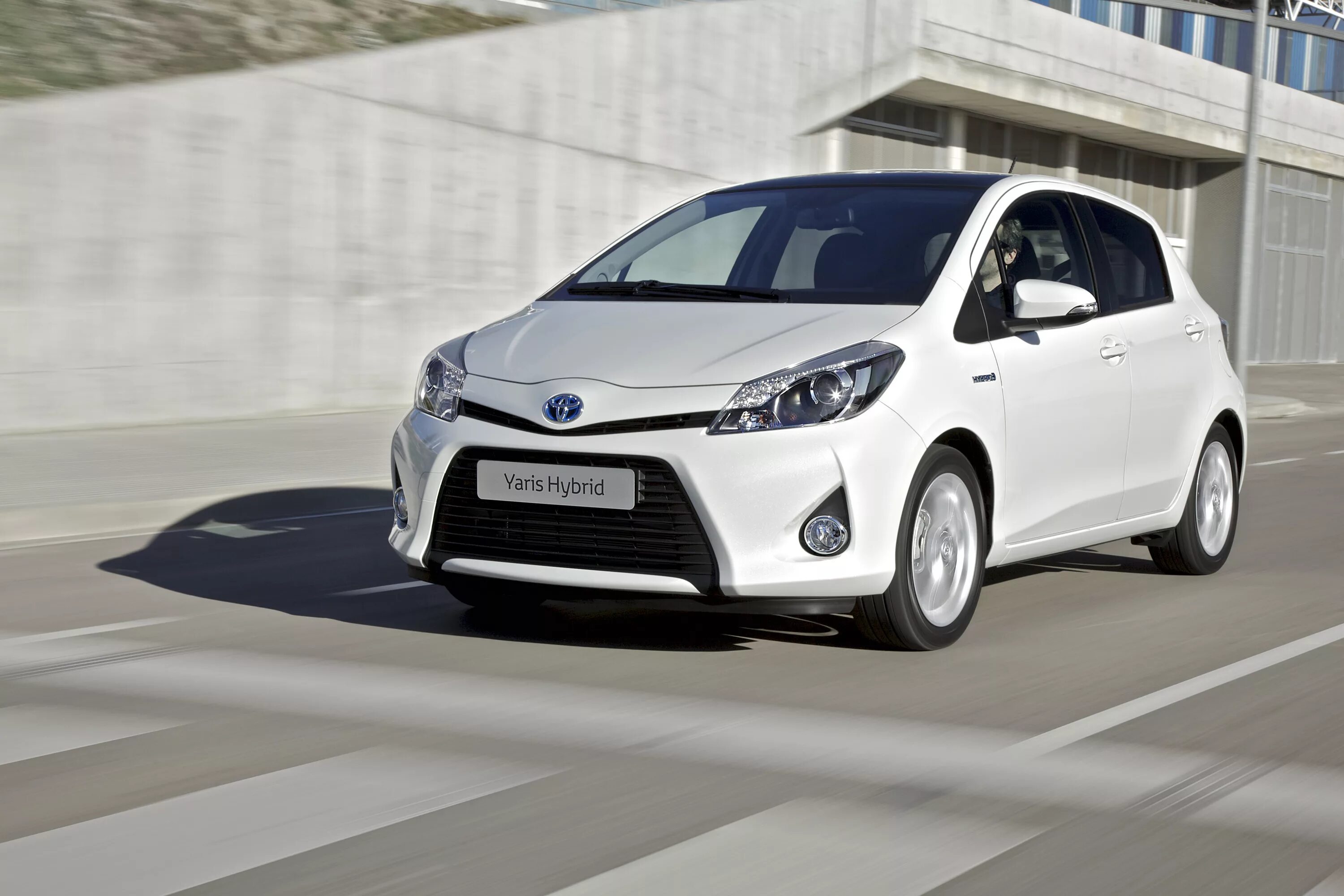 Toyota hybrid. Toyota Yaris Hybrid. Гибридный Toyota Yaris. Toyota Yaris гибрид. Тойота гибрид 2013.