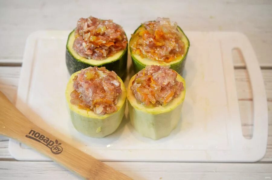Мамины рецепты кабачки фаршированные мясом. Простые диетические рецепты. Фаршированные кабачки в духовке. Запеканка из кролика. Фаршированные кабачки myasom.