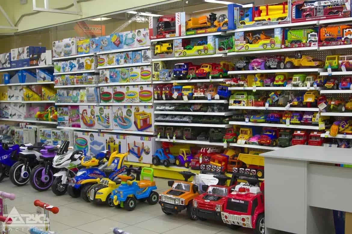 Магазин машинки спб. Магазин игрушек. Магазин игрушек для детей. Стеллажи для магазина игрушек. Витрина с игрушками.