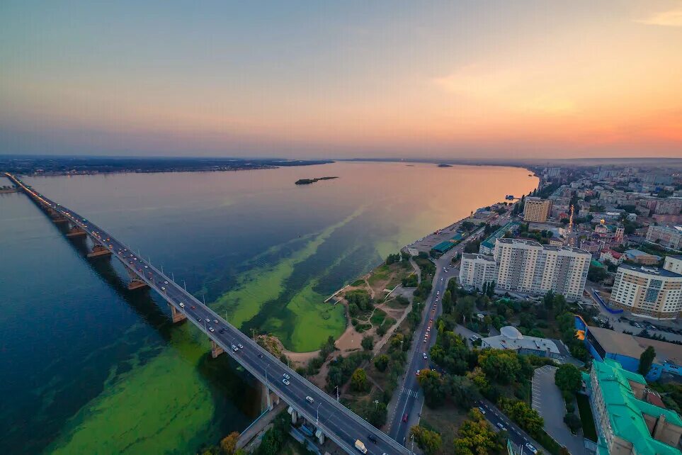 Саратов это город на волге. Река Волга Энгельс. Волга мост Саратов Энгельс. Саратов река Волга набережная. Волга река мост Саратов.