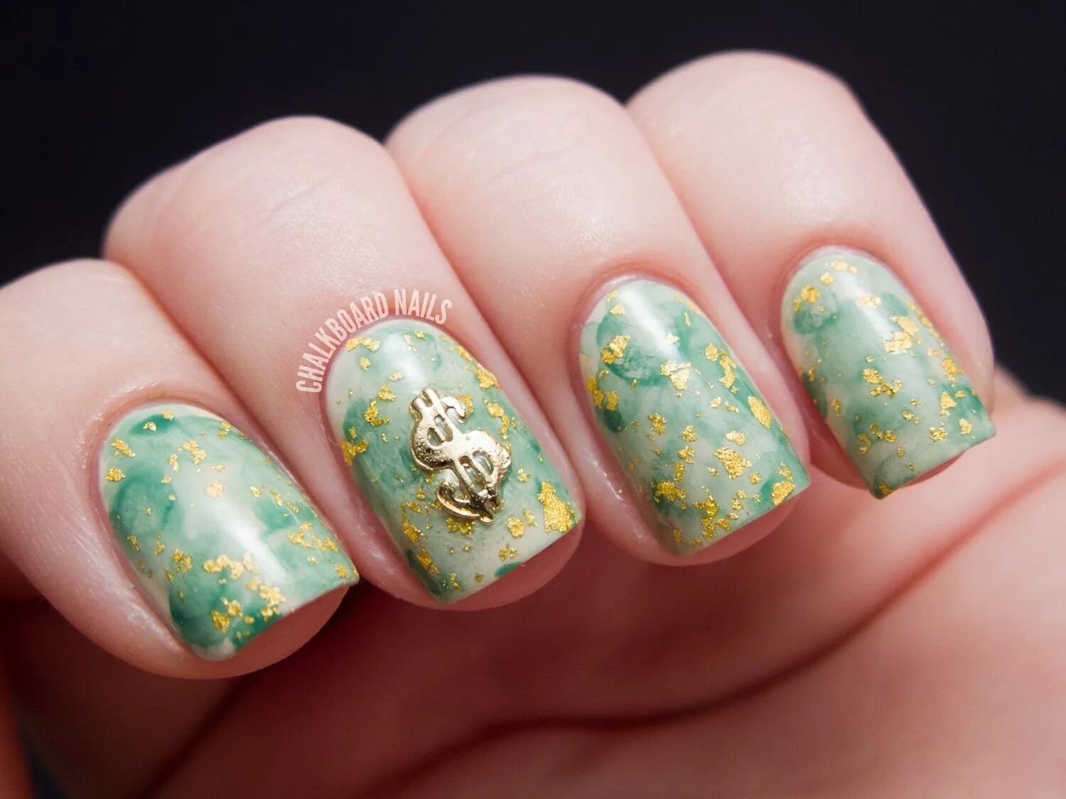 маникюр с долларом. маникюр с долларом. маникюр притягивающий деньги. денежный цвет ногтей. маникюр для притягивания денег.