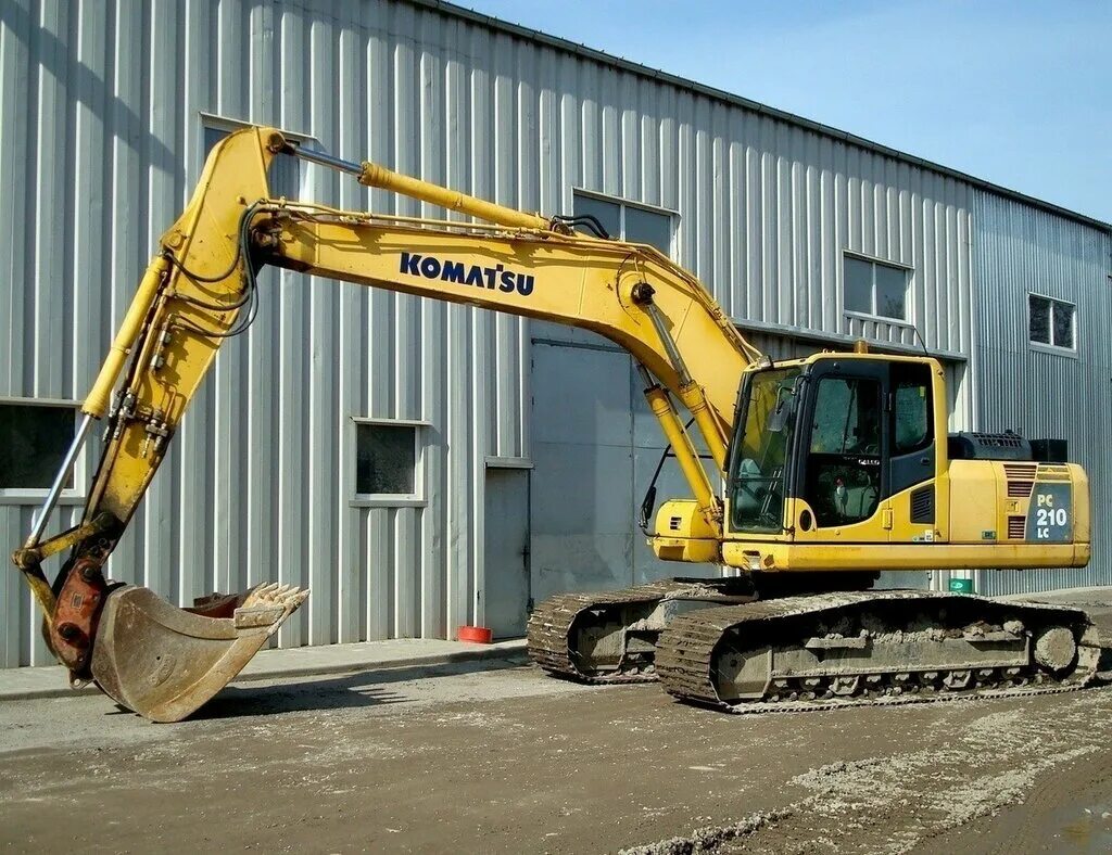 Гусеничный экскаватор Komatsu pc210. Экскаватор Коматсу 210. Гусеничный экскаватор Коматсу 210. Экскаватор Хендай 210 гусеничный.