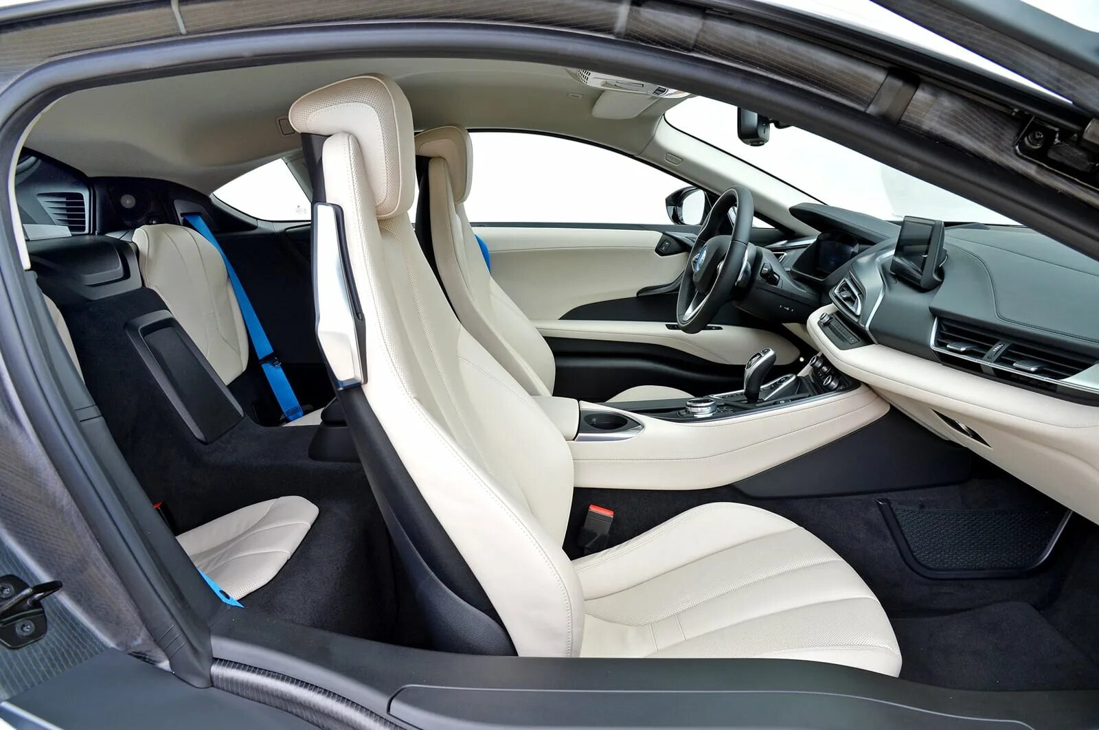 Бмв 8 салон. Bmw i8 2021 салон. Bmw i8 roadster салон. Бмв 8 салон. Бмв ай 8 салон.