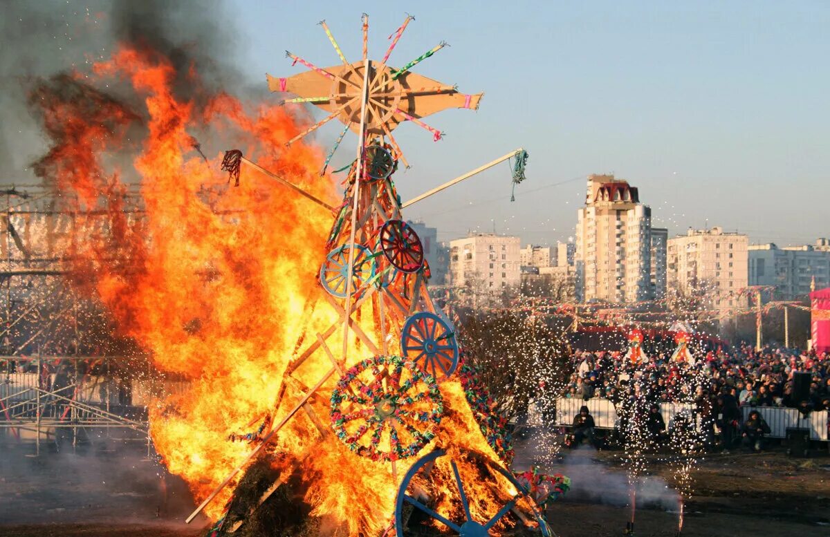 Куда пойти на масленицу в москве. Музей Коломенское Масленица. Манежная площадь сжигание чучела. Масленица в усадьбе Коломенское. Коломенское сожжение Масленицы.