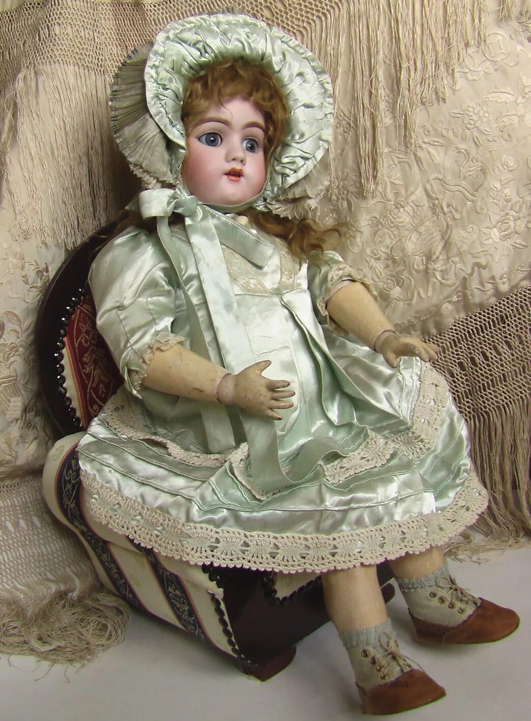 Старая куколка. Heinrich Handwerck куклы. Кукла фарфоровая. Старые фарфоровые куклы. Дореволюционные куклы.