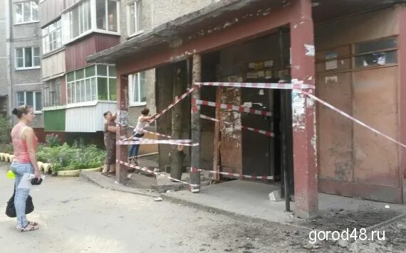 Демонтаж подъездов. Демонтаж козырька. демонтаж навеса. демонтаж домов липецк. демонтаж старого козырька.