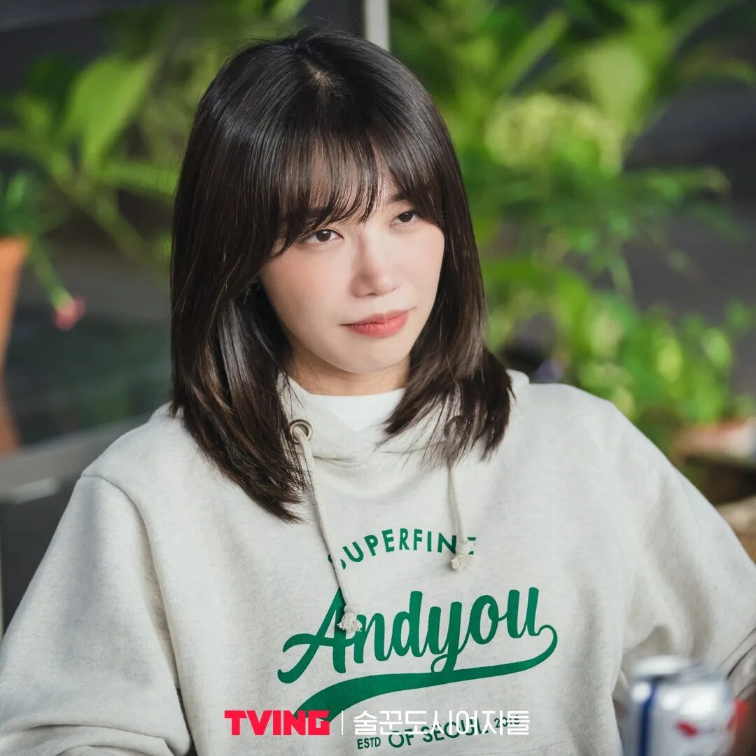 Дорама работай позже пей. Работай позже пей сейчас дорама 2021. Дорама про девушку которая работает в магазине. Городские выпивохи дорама 2. Работай позже пей сейчас дорама софтбокс.