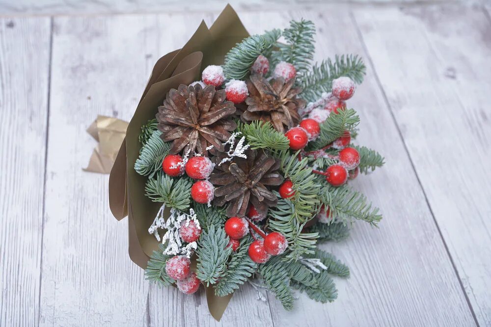 Новогодние букеты из еловых веток. Букет ели. Букет ели. Букет с еловыми ветками. Букет из елки.