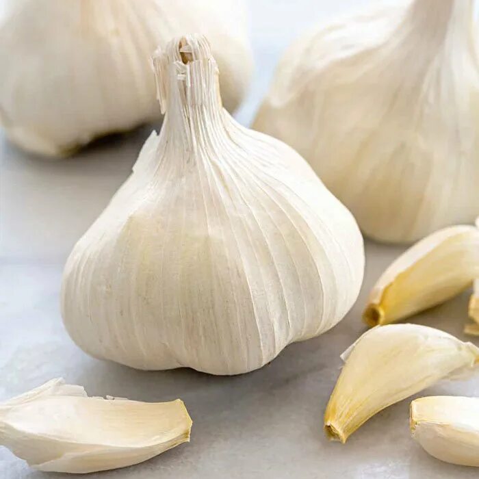 Чеснок белый снаружи и фиолетовый внутри. Чеснок. Острый чеснок. Чеснок 1кг. Чеснок это клубень или луковица.