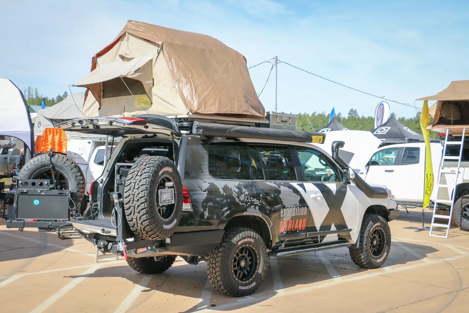 Toyota fj cruiser off road. Экспедиции на внедорожниках. Автомобили для экспедиции. Дискавери оранжевый ленд ровер 2. Джип экспедиционник.