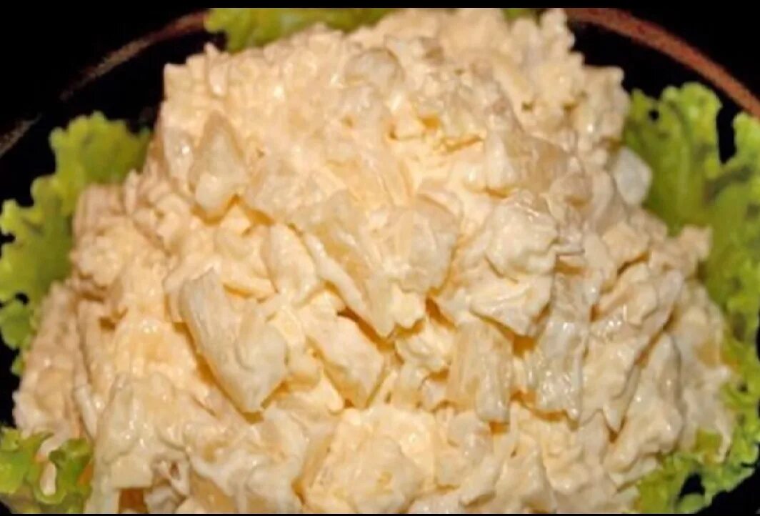 Салат с курицей и ананасами и сыром слоями классический. Салат с ананасом и курицей и сыром и чесноком. Салат с ананасом и курицей. Салат с ананасом и курицей и сыром. Салат с ананасами и куриной грудкой и сыром.