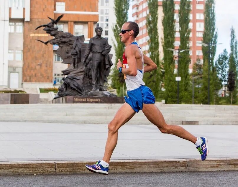 Утренний. Мимо пробежать. Человек на пробежке в лесу. Девушка бежит. Человек бежит по дороге.