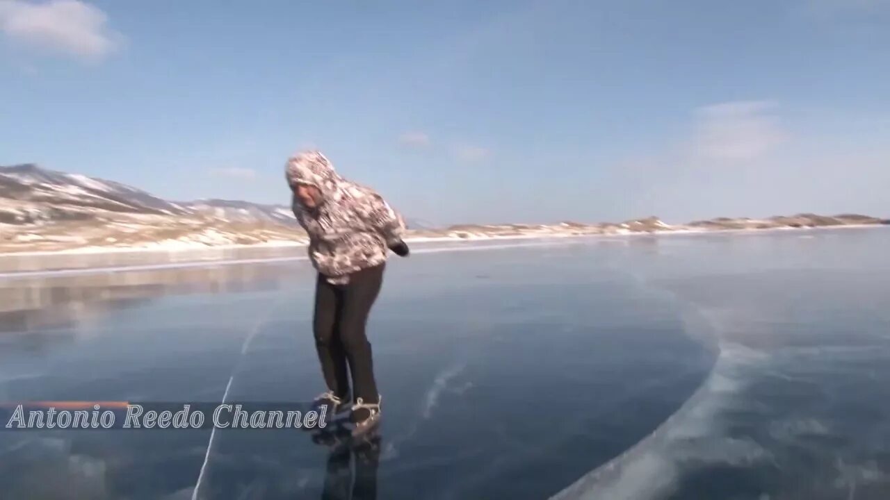 Сколько лет бабе любе с байкала. Любовь Мореходова Байкал на коньках. Люба Мореходова Байкал. Баба Люба Байкальская конькобежка. Баба Люба на Байкале на коньках.