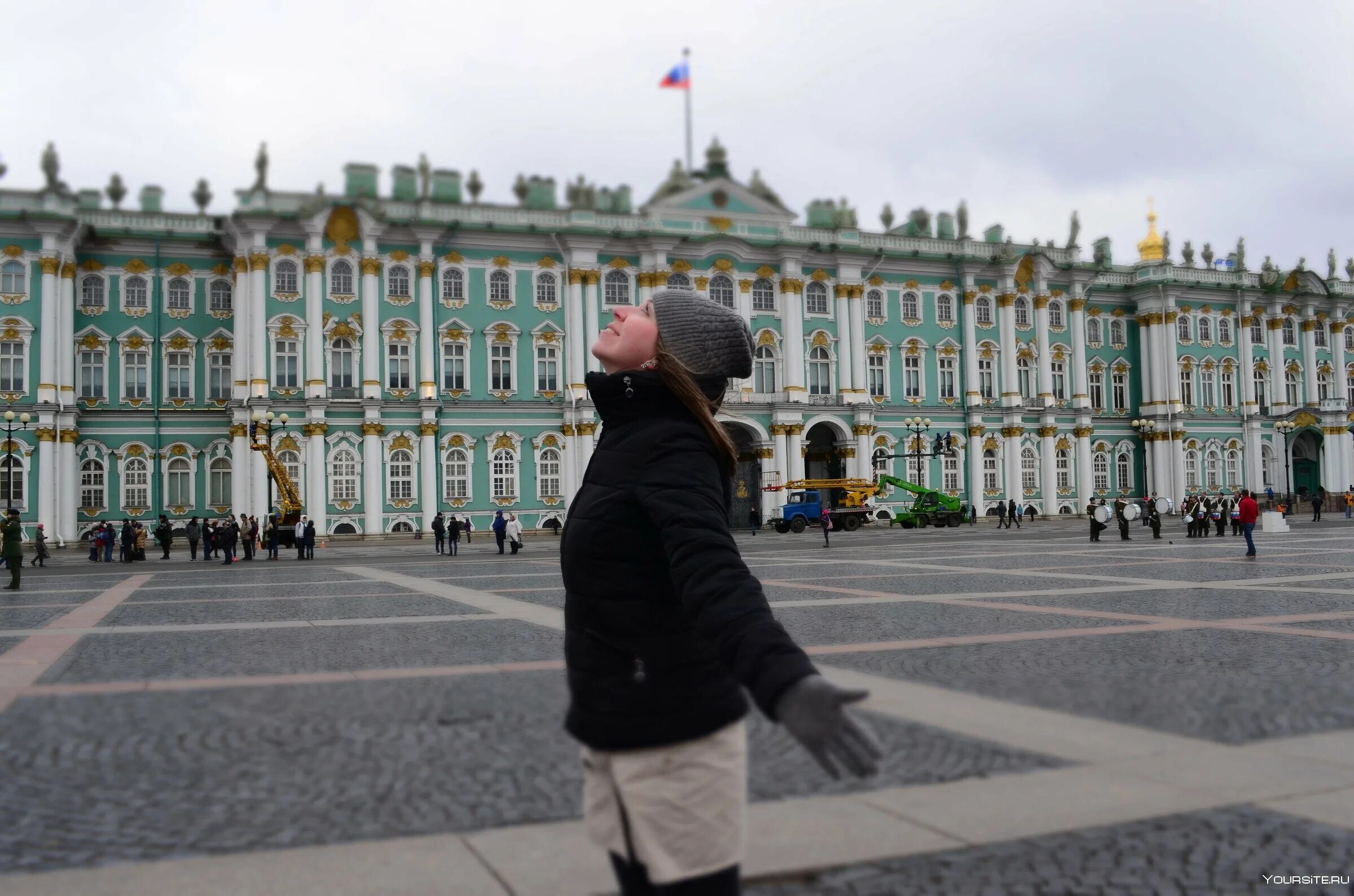 Можно ли попасть в петербург. Люди на дворцовой площади. дворцовая площадь в санкт-петербурге с людьми. дворцовая площадь весной. фотосессия на дворцовой площади.