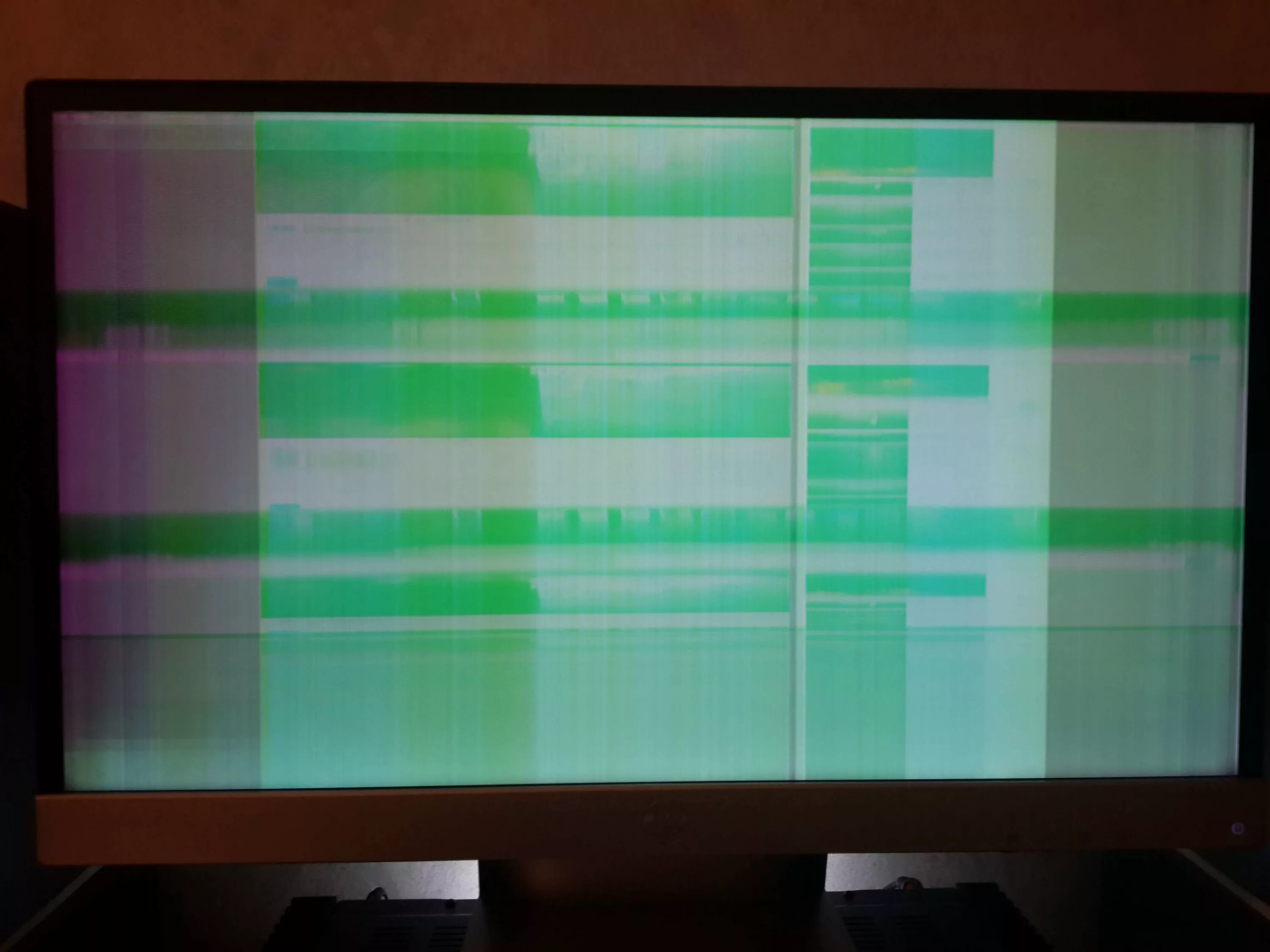 Мерцание экрана. Мерцает экран Samsung. Половина экрана зеленая. Пол экрана на мониторе. Что делать если половина экрана
