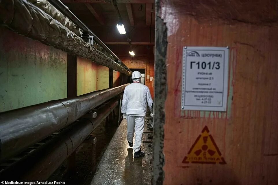 Чернобыль жуткие. Чернобыль Припять саркофаг. Припять саркофаг внутри. Чернобыльская АЭС жуткие снимки. Коридоры Чернобыля.
