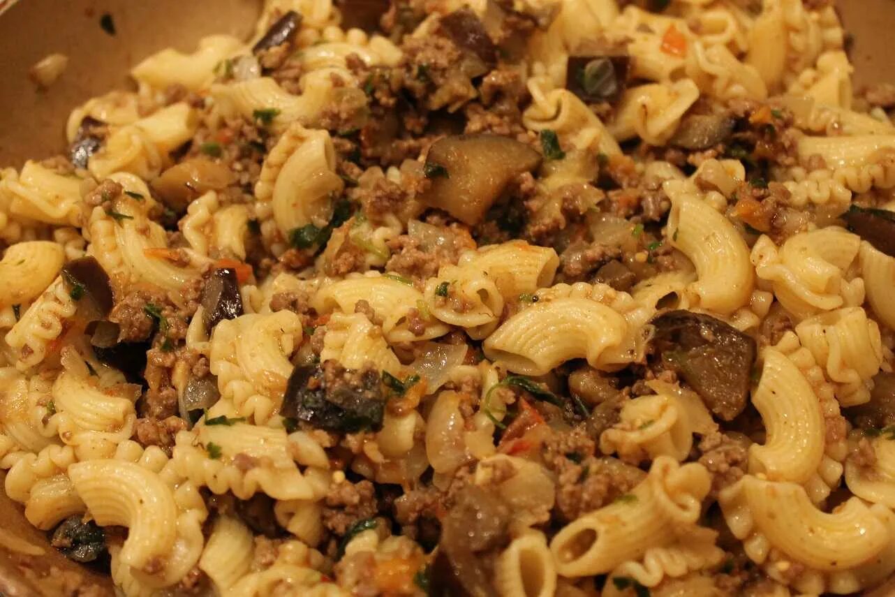 Как пожарить макароны с фаршем. Макароны по-флотски с фаршем и овощами. макароны по-флотски с фаршем на сковороде. вермишель по флотски с фаршем. макароны по-флотски с фаршем и сыром.