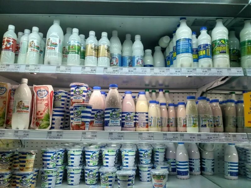 Ближайший молочный магазин. Молоко в магазине. Молоко на прилавке. Молочные продукты в магазине. Молочка в магазине.