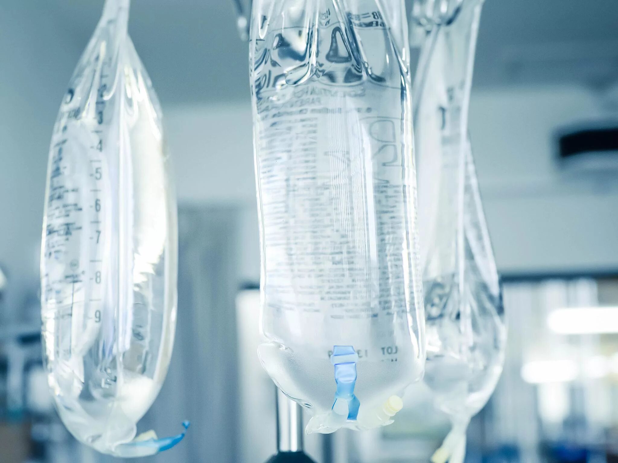 Внутривенная инфузия. Инфузия капельница. Система капельница медицинская. Внутривенная инфузионная терапия. Инфузия.