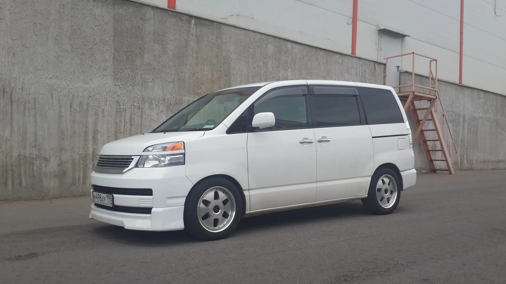 Toyota noah 80. 18 диски на тойота вокси. Диски toyota voxy 2014. Тойота вокси колеса. 18 диски на тойота вокси.