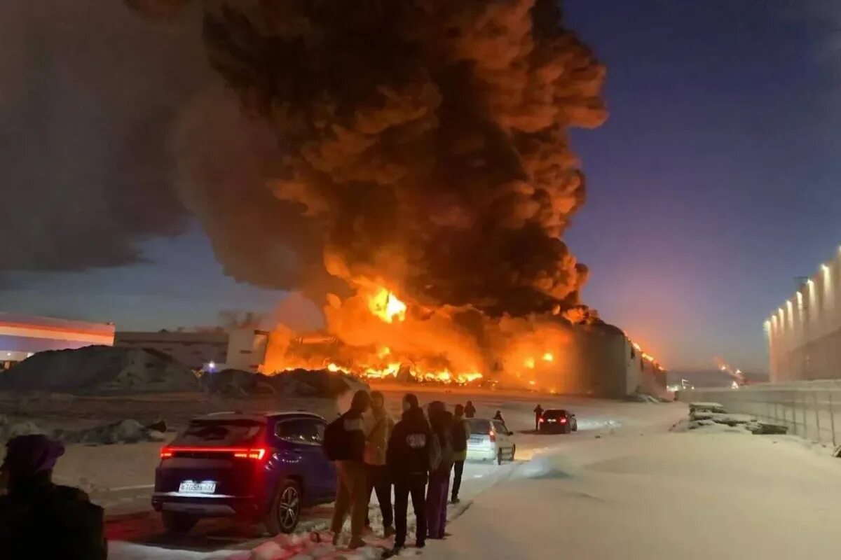 Пожарные на пожаре. Пожар м видео. Пожар м видео. Пожар м видео. Синдика рынок в москве пожар.