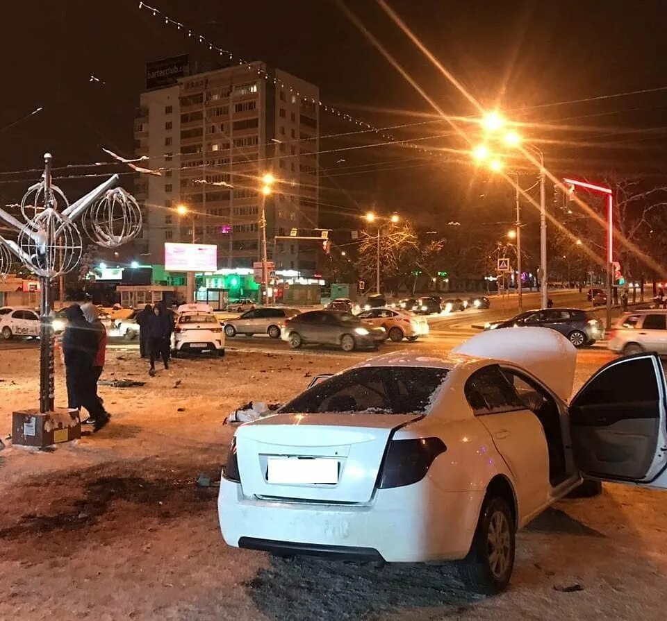 Дтп в уфе сегодня утром. ДТП В Уфа проспект октября. ДТП на проспекте октября в Уфе вчера. ДТП Уфа на перекрестке.