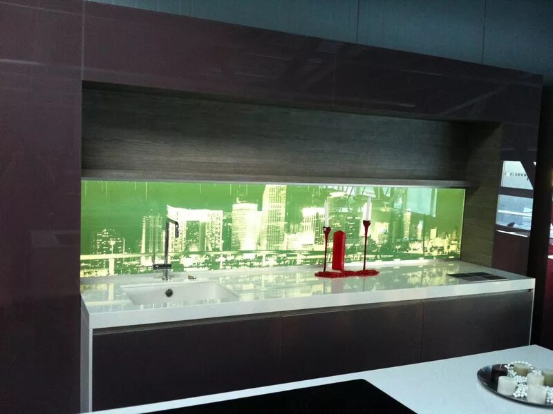 фартук кухонный. стеклянный фартук. стеклянные панели в интерьере. стеклянная перегородка с подсветкой. кухонные стеновые панели и фартуки.